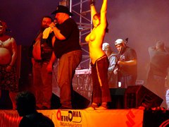 Chubby girl exposing her tits on the scene. Image 7
