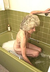 grannyinbath05.jpg