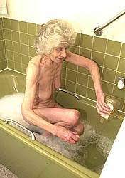 grannyinbath07.jpg