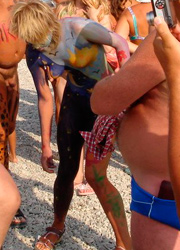 Amateur body painting beach show. Image 1