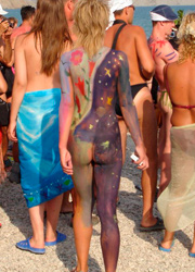 Amateur body painting beach show. Image 2