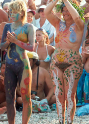 Amateur body painting beach show. Image 3